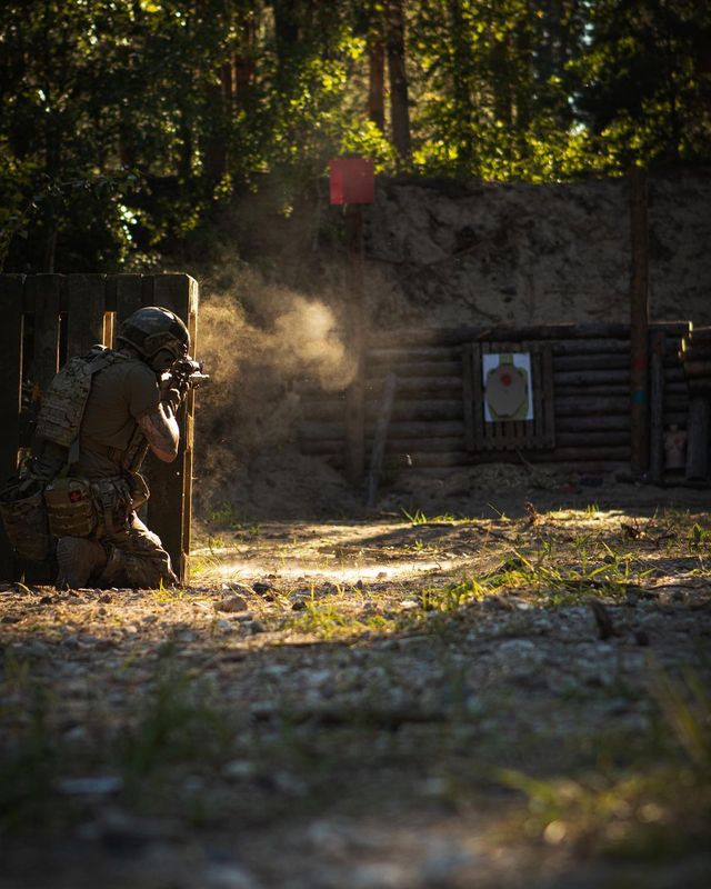 Соліст гурту O.Torvald показав серію знімків з тренувань ЗСУ - фото 508843