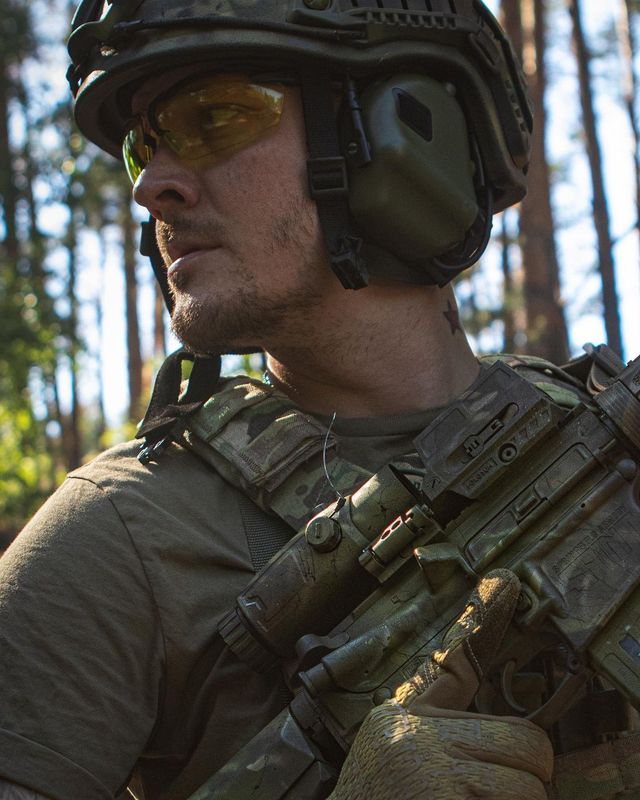 Соліст гурту O.Torvald показав серію знімків з тренувань ЗСУ - фото 508844