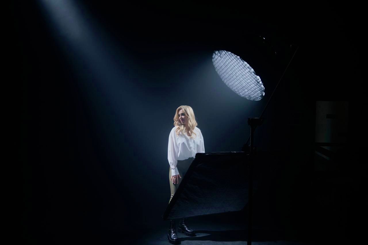 Співачка KATYA GROYS випустила зворушливу пісню "Ціною своїх дітей"