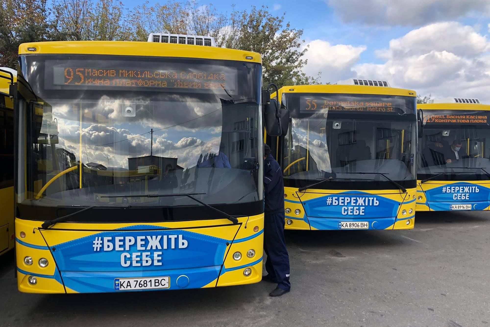 У Києві відновили роботу ще два автобусні маршрути