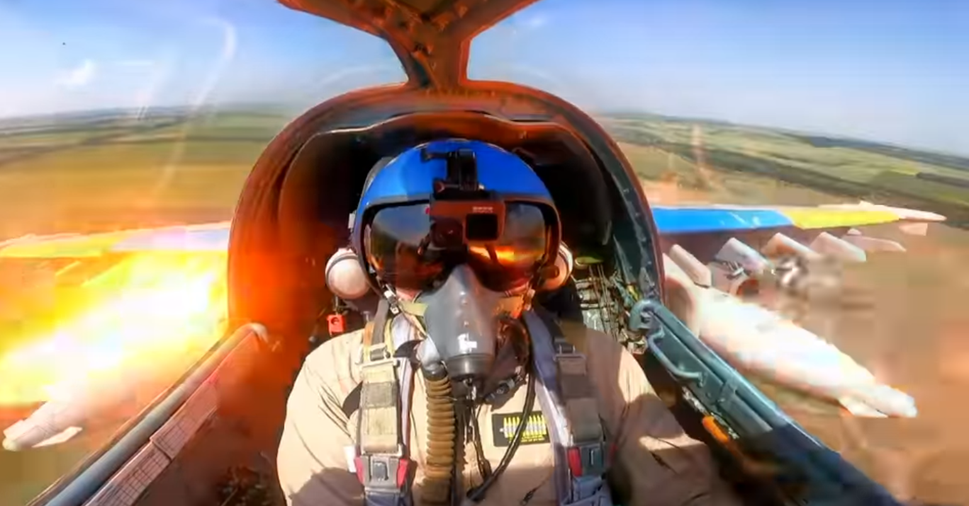 Українська авіація в дії: атаку Су-25 зняли на відео з кабіни пілота