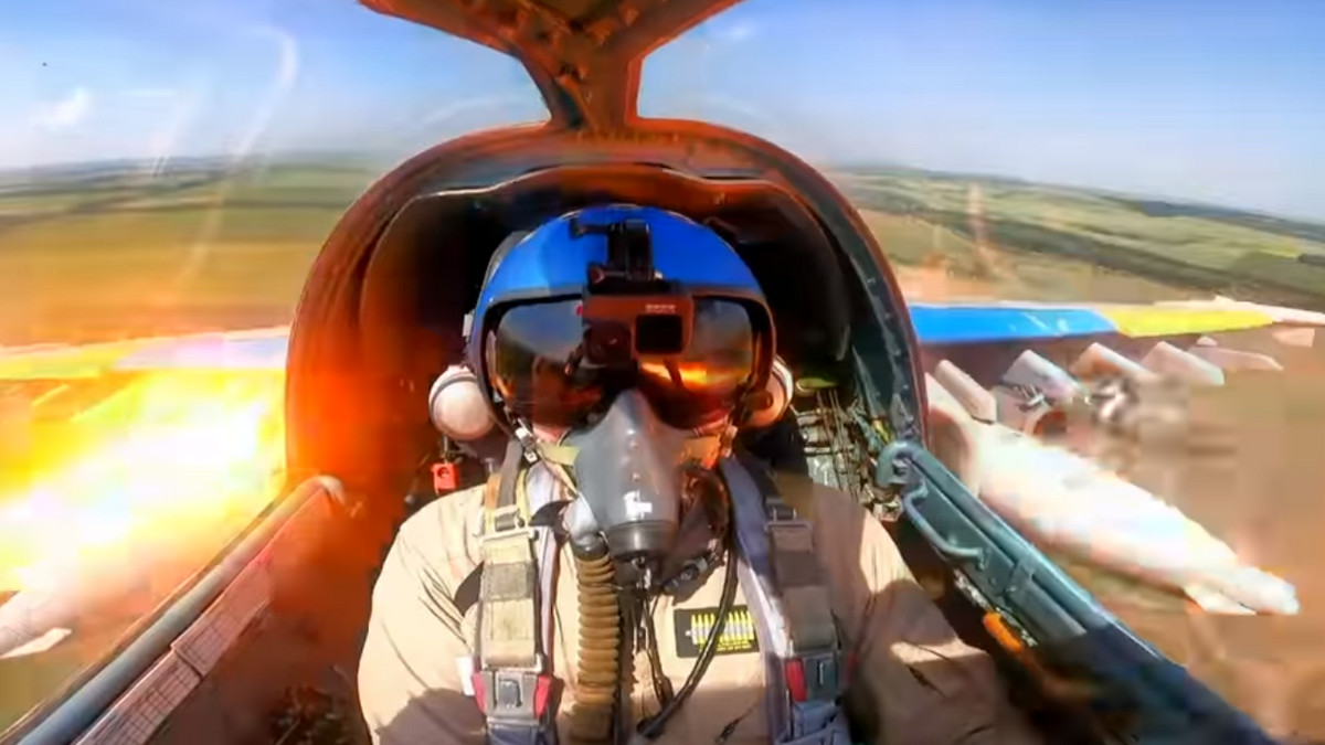Українська авіація в дії: атаку Су-25 зняли на відео з кабіни пілота - фото 1