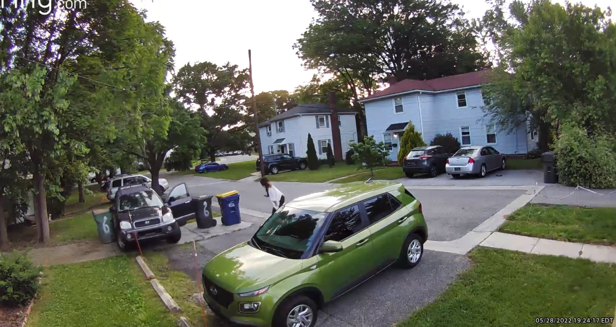 Водійка випала з автомобіля, рухаючись заднім ходом: епічне відео з камери відеонагляду