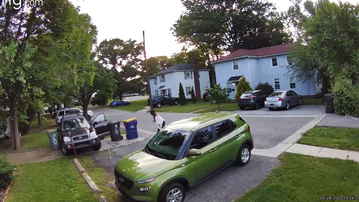 Водійка випала з автомобіля, рухаючись заднім ходом: епічне відео з камери відеонагляду - фото 1