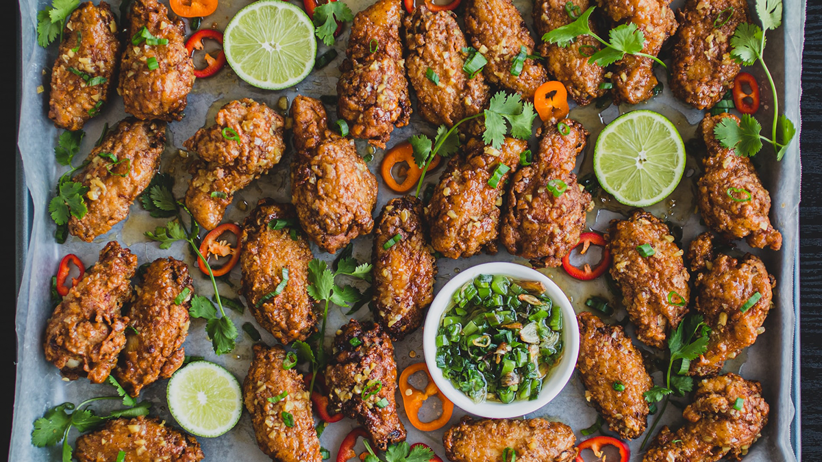 Який маринад обрати для крилець, аби утворилася пікантна скоринка: рецепт у відео