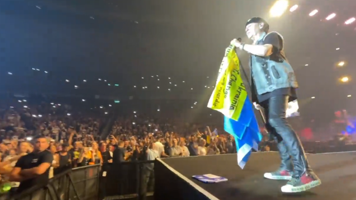 Scorpions солідарні з Україною: музиканти підняли синьо-жовтий прапор на своєму концерті