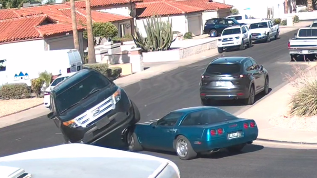 Камера зняла момент однієї з найбезглуздіших ДТП: епічне відео - фото 1