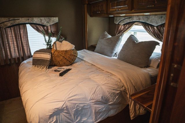 У США продають унікальний будинок на колесах з гаражем на два автомобілі - фото 509530