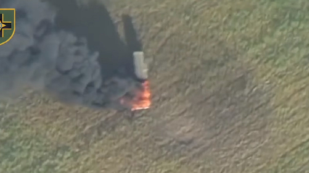 Наші артилеристи спалили кілька російських "Ураганів": момент ударів показали на відео - фото 1