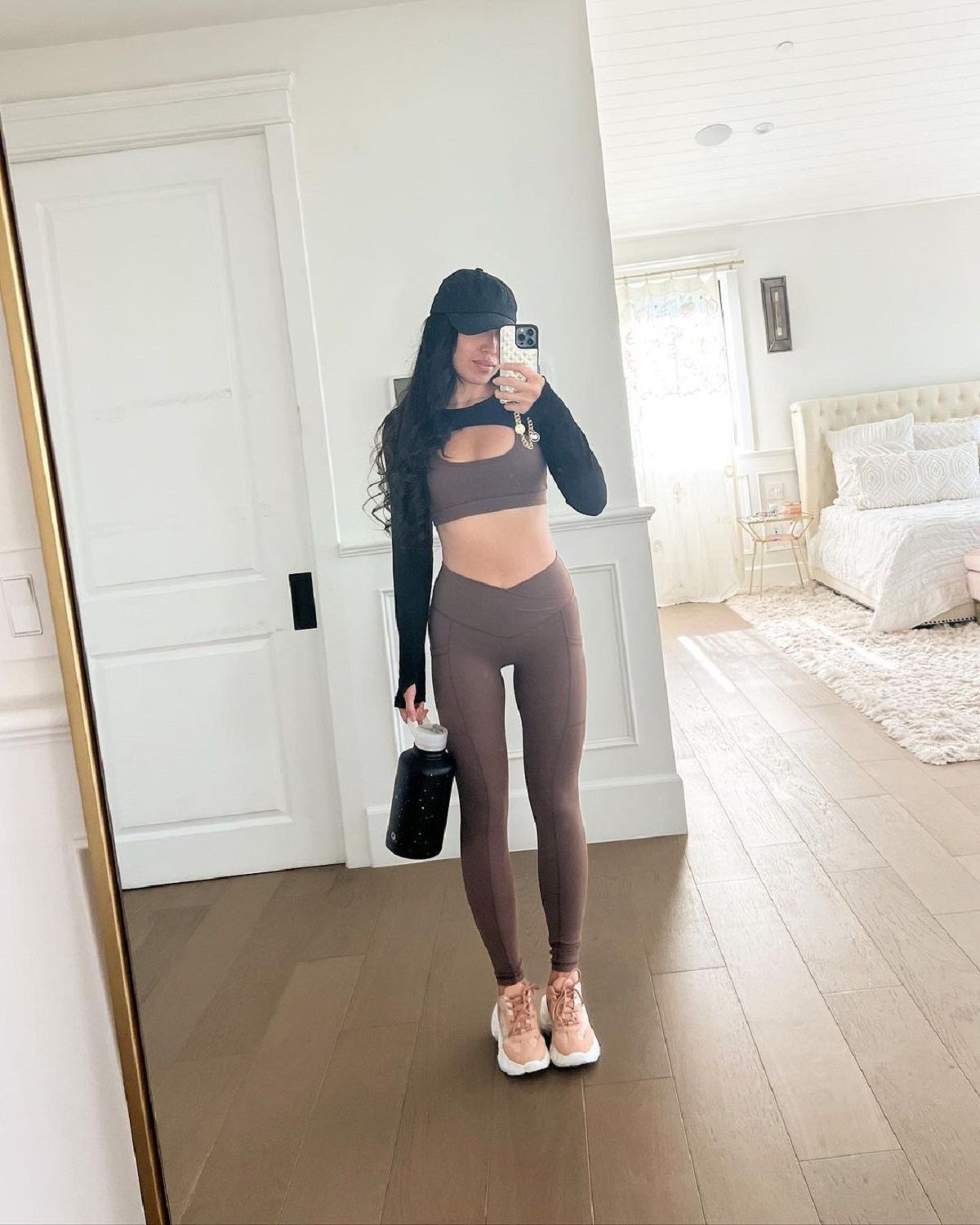 Як змінювались стандарти жіночого тіла: блогерка на собі показала плин моди – відео - фото 1