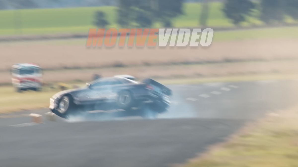 Потужний Nissan GT-R перекинувся на гоночній трасі 11 разів: видовищне відео - фото 1