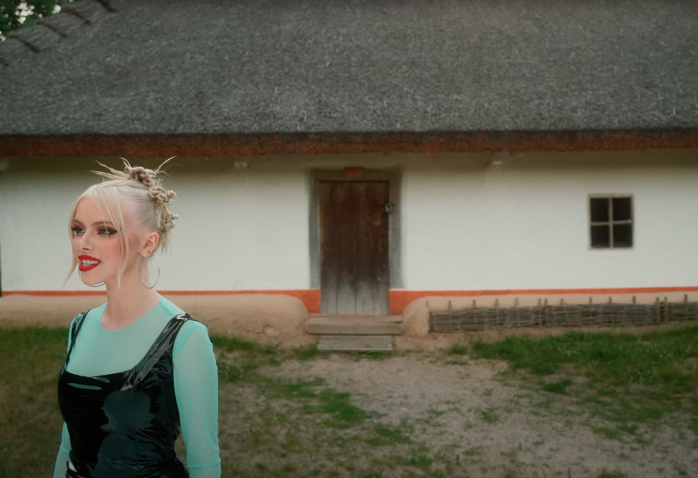 "Приготуй собі пакет": мережу підкорила пісня "Ванька-встанька" співачки Маші Кондратенко