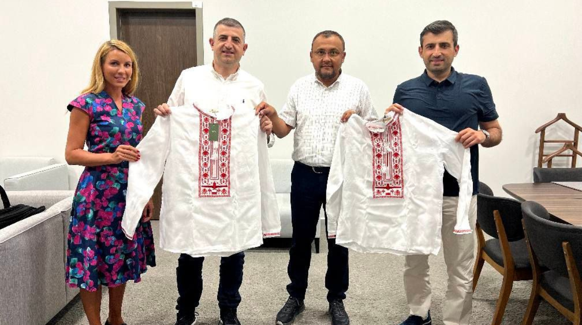 В Україні створили вишиванку з байрактарами (ФОТО)