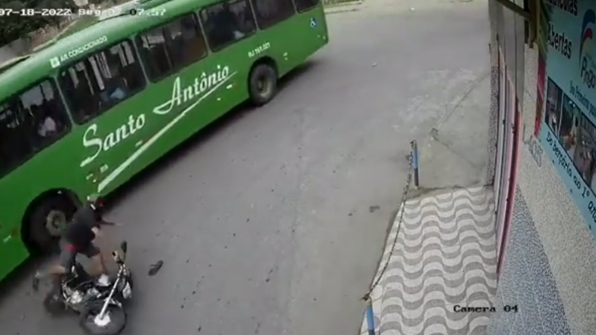 Ще один доказ, чому мотоциклістам потрібно їздити в шоломах: відео ДТП не для слабкодухих - фото 1