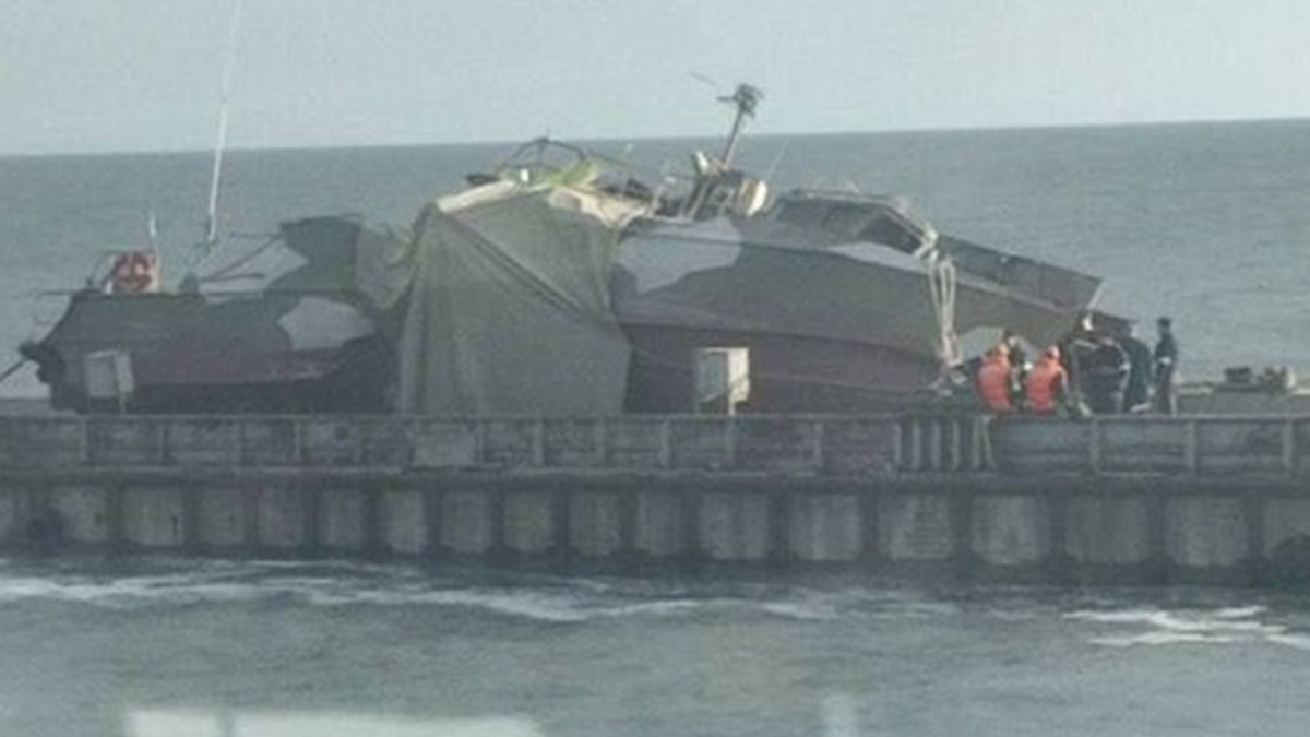 Bayraktar пошкодив російський катер типу "Раптор": фотофакт