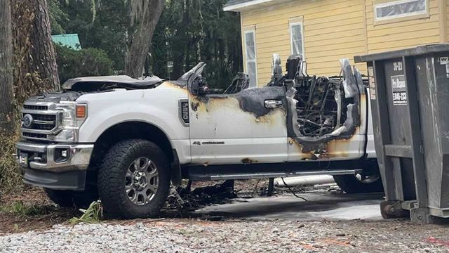 Ось що залишилося з пікапа Ford Super Duty, в який влучила блискавка - фото 510338