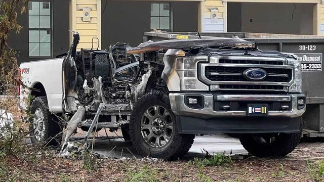 Ось що залишилося з пікапа Ford Super Duty, в який влучила блискавка - фото 510339