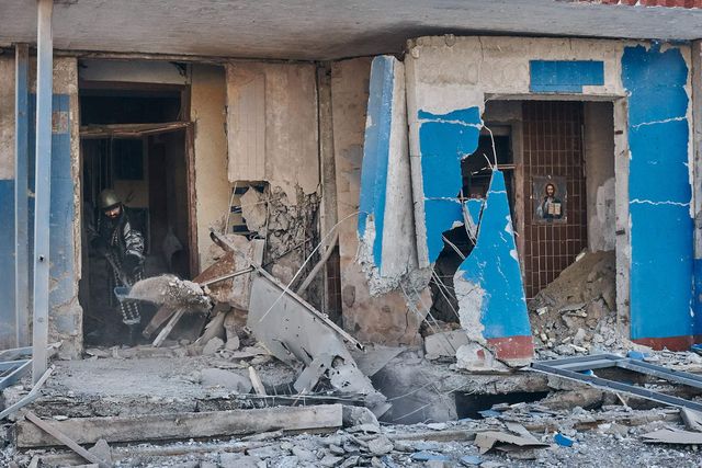 Харків'яни все ще залишаються у рідному місті, яке продовжують руйнувати окупанти - фото 510361