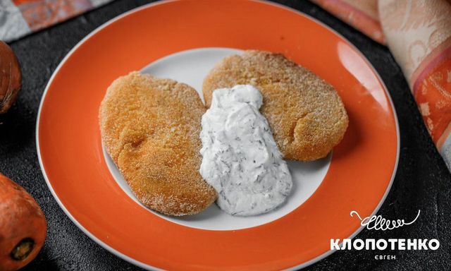 Морквяні котлети з йогуртовим соусом: рецепт соковитої та ніжної страви - фото 510423