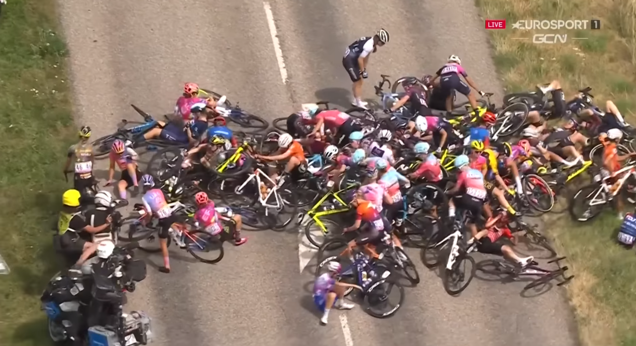 На першому жіночому Тур де Франс сталася масова аварія: відео інциденту