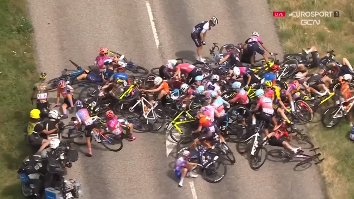 На першому жіночому Тур де Франс сталася масова аварія: відео інциденту - фото 1