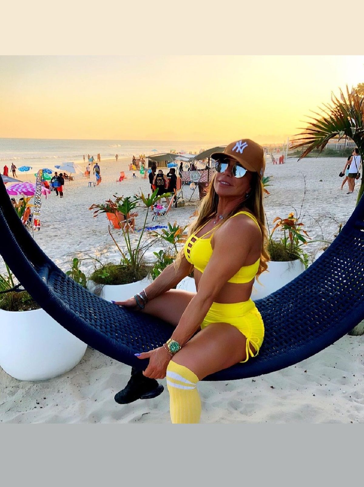 53-річна бабуся підкорює фанатів ідеальними фото у бікіні