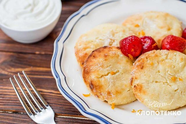 Сирники в духовці: простий рецепт ідеального сніданку - фото 510716