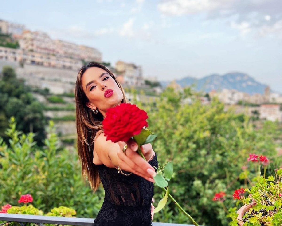 Алессандра Амброзіо похизувалась стрункою фігурою на пляжі