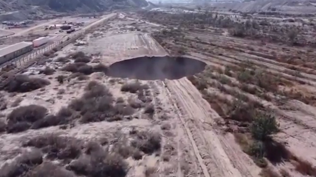 У Чилі раптово утворилася гігантська вирва - фото 1