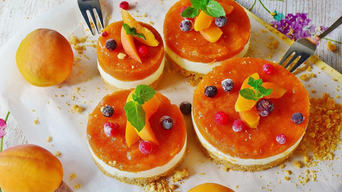 Ліза Глінська приготувала абрикосовий пиріг: рецепт сезонного десерту - фото 1