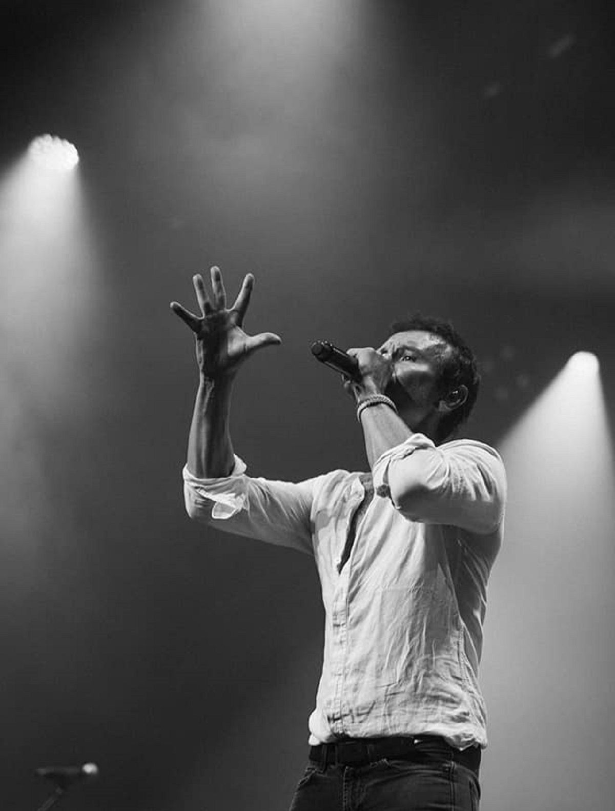 Вакарчук та Coldplay емоційно заспівали хіт "Обійми" – відео