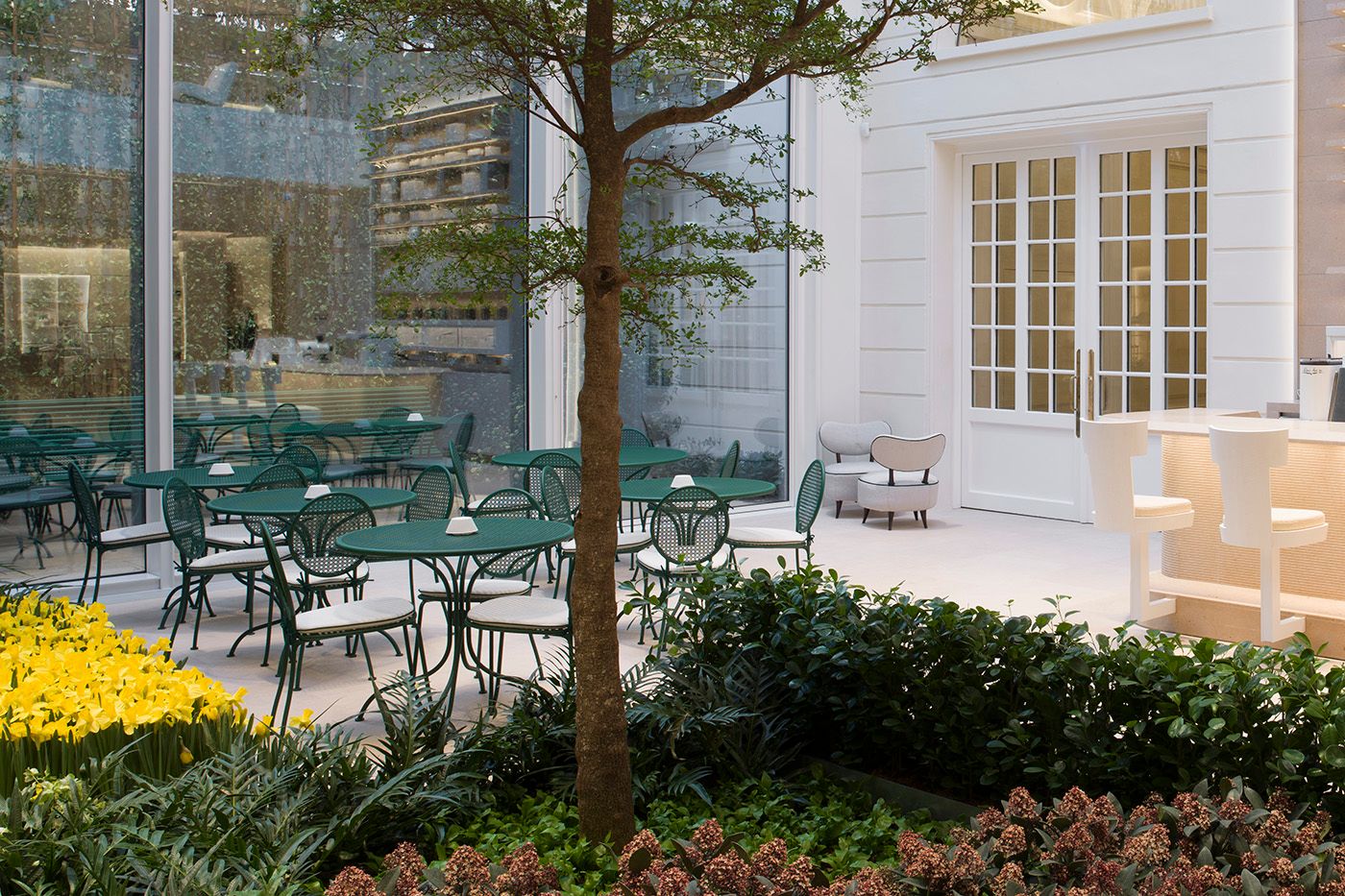 Dior Maison представив колекцію вуличних меблів