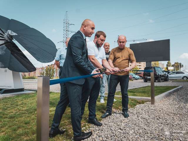 У Тернополі встановили першу в Україні сонячну батарею у формі соняха - фото 511295