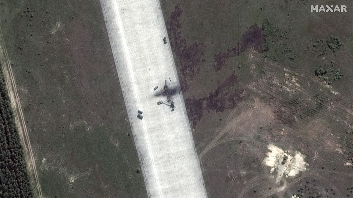 Як виглядають наслідки вибухів у Білорусі з космосу: свіжі супутникові фото аеродрому - фото 1