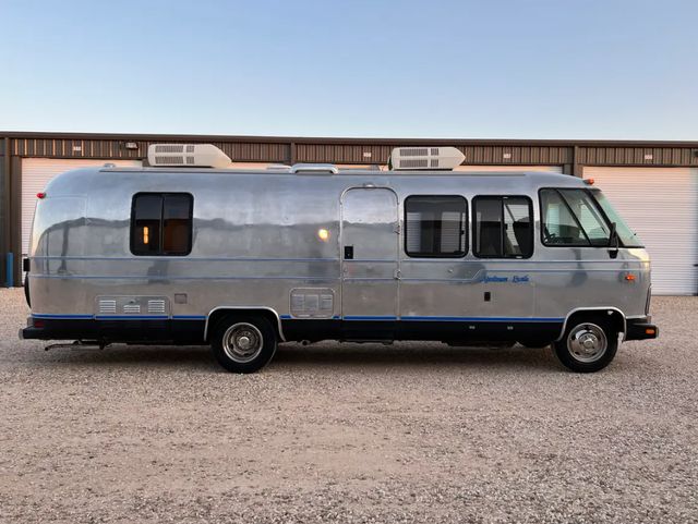 На аукціоні продають унікальний кемпер, у якому жили астронавти NASA - фото 511361