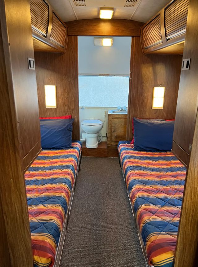 На аукціоні продають унікальний кемпер, у якому жили астронавти NASA - фото 511363