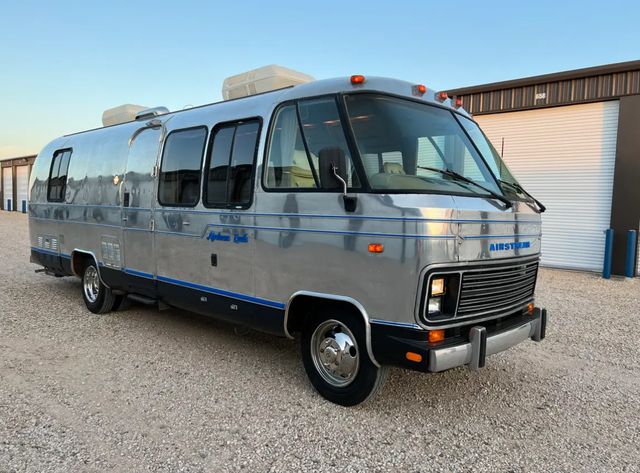 На аукціоні продають унікальний кемпер, у якому жили астронавти NASA - фото 511364