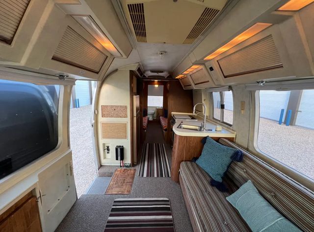 На аукціоні продають унікальний кемпер, у якому жили астронавти NASA - фото 511366