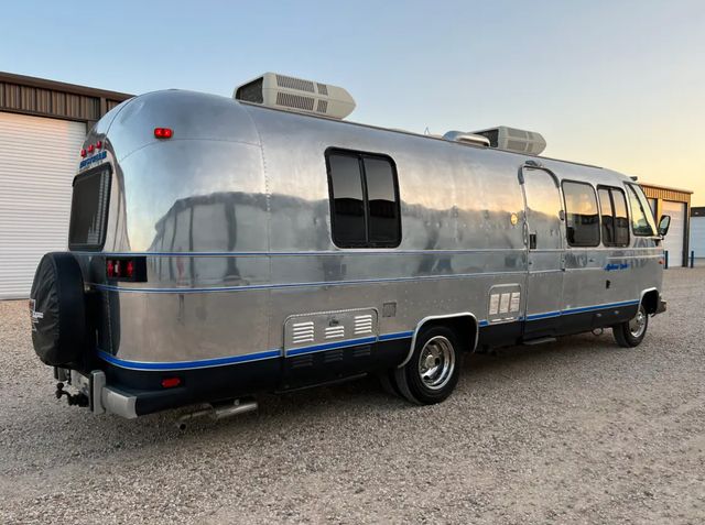 На аукціоні продають унікальний кемпер, у якому жили астронавти NASA - фото 511368