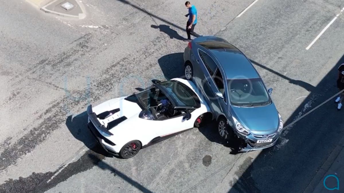 Дивіться, як Hyundai i40 осідлав Lamborghini: відео епічної аварії - фото 1