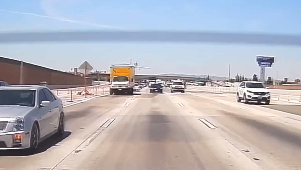 У США невеликий літак приземлився на жваву магістраль: відео аварійної посадки