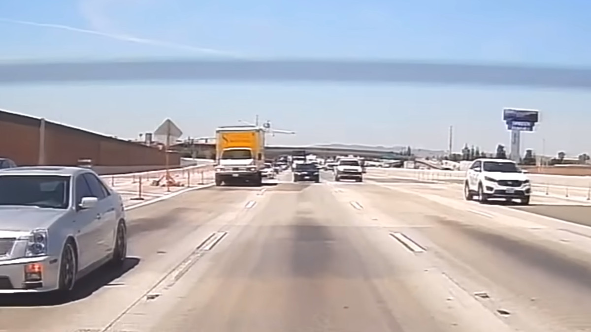 У США невеликий літак приземлився на жваву магістраль: відео аварійної посадки - фото 1