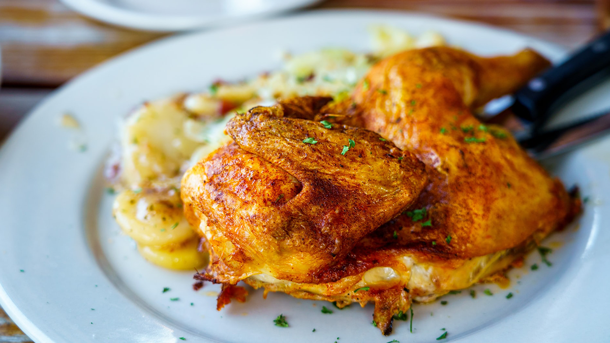 Під яким соусом смачно посмажити курячі стегна на сковорідці: рецепт на основі пива