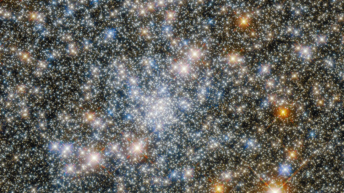 Hubble зняв яскраве скупчення зірок у сузір'ї Стрільця: космічне фото - фото 1