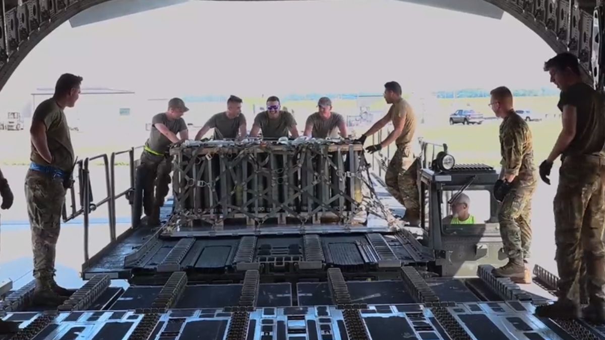 Дивіться, як американці завантажують літак боєприпасами для України: відео