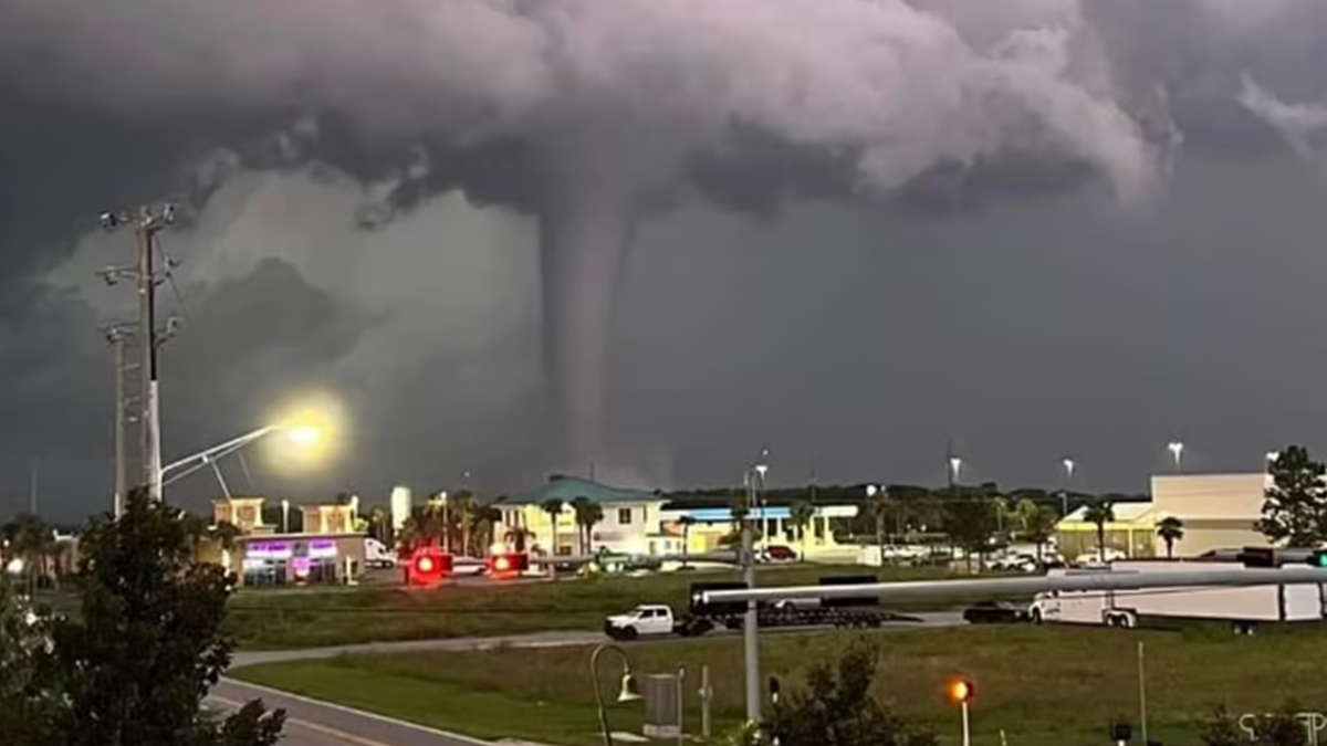 Біля берегів Флориди над океаном піднявся гігантський водяний смерч: відео від очевидців - фото 1