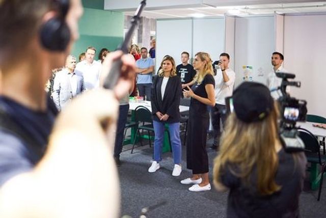 Не офіційним вбранням єдиним: стильна Зеленська з'явилася на публіці в джинсах і кросівках - фото 511551