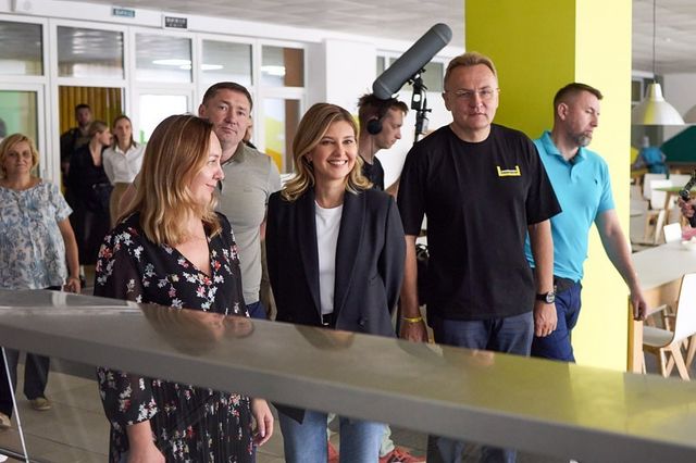 Не офіційним вбранням єдиним: стильна Зеленська з'явилася на публіці в джинсах і кросівках - фото 511556