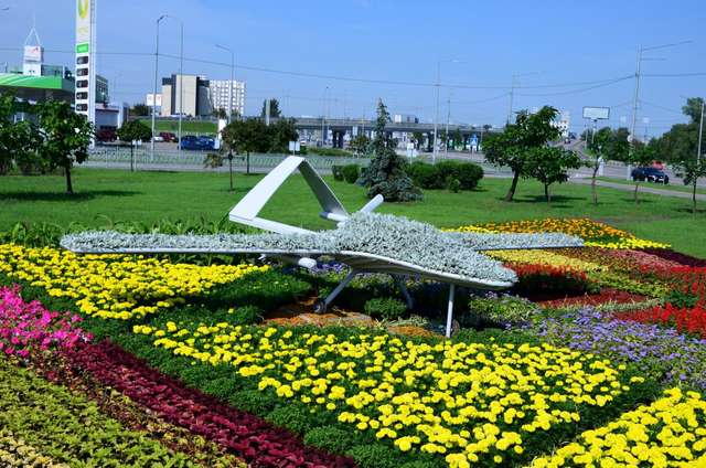 У Києві створили квітник у вигляді Байрактару - фото 511596