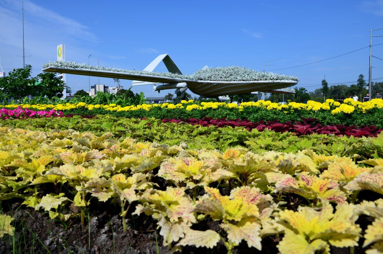 У Києві створили квітник у вигляді Байрактару